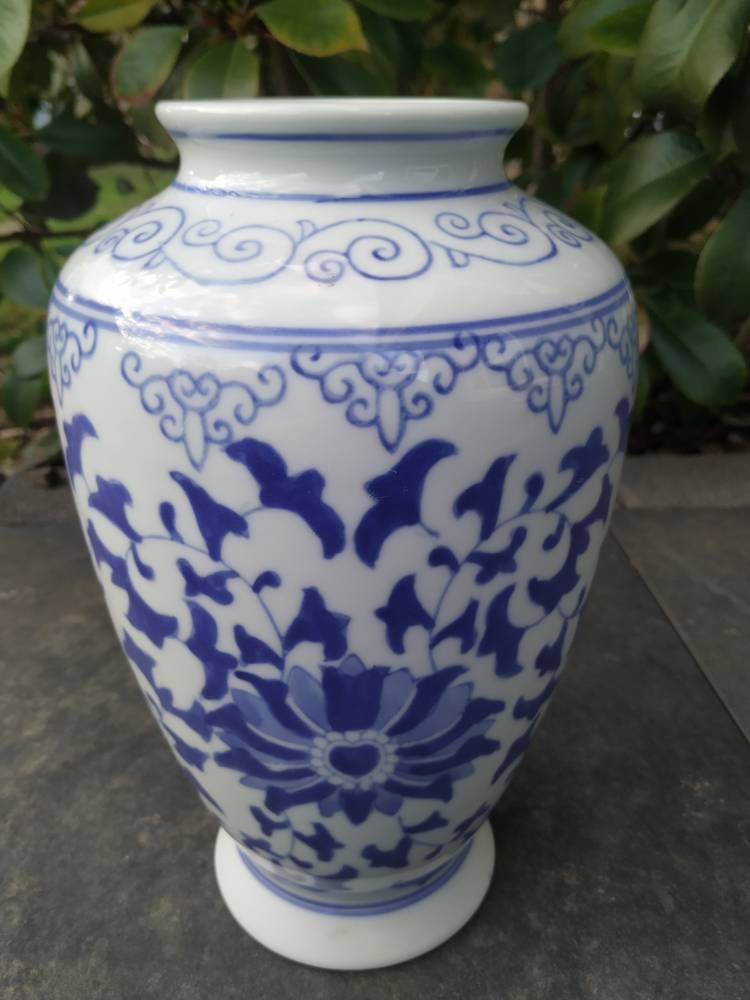 Vase Asiatique Vintage Des Années 70. en Porcelaine Fine Chinoise Motifs Floraux & Arabesques | Volu