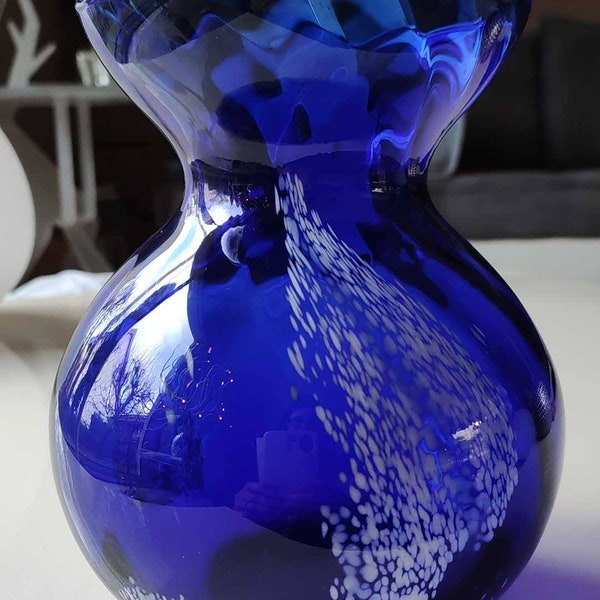Vase forme boule vintage, style Murano en verre soufflé à collerette, de couleur bleu cobalt - A décor moucheté/Volutes de fumée blanches