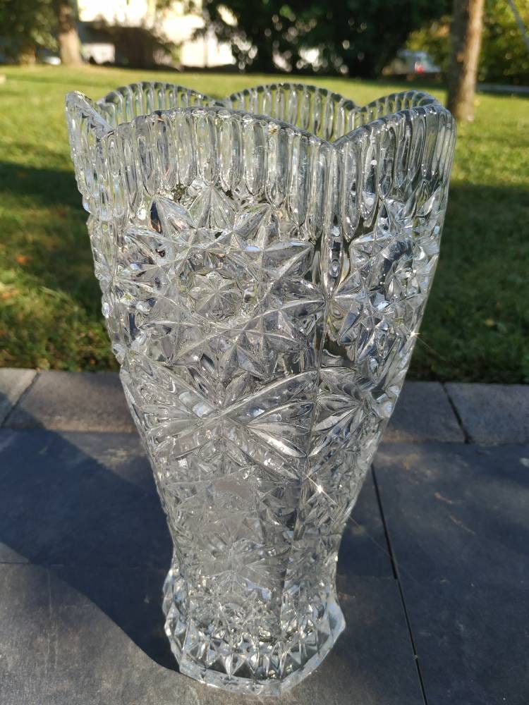Vintage. Vase en Cristal de Bohème. Motifs Floraux et Étoilés. Bords Polylobés avec Finitions Par St