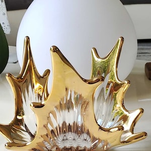 Centre de table/Coupe décorative/Vide poche Cristallerie Royale de Bayel. Inclusions Or 18 carats. Non signée