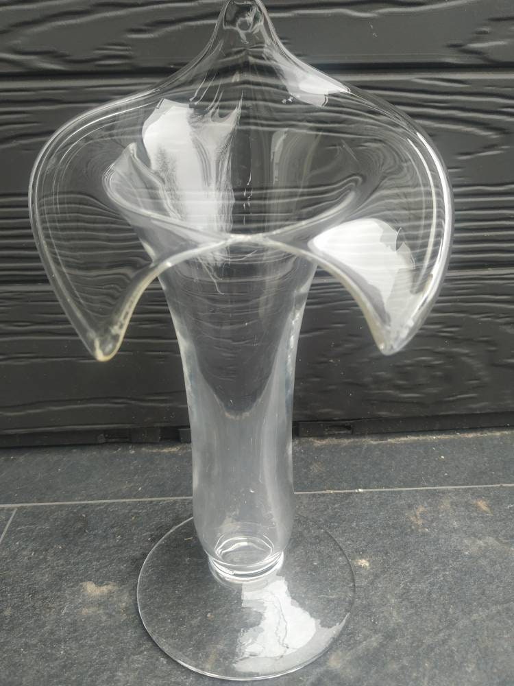 Vase Design Sobre et Chic en Cristal Forme de Fleur D Arum. Hauteur. 24 cm. Largeur 14, 5 cm Au Plus