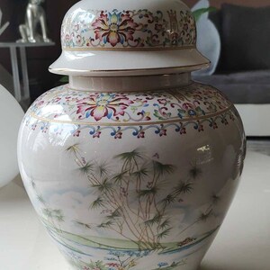 Large vase/Ginger pot/Vase with lid in handcrafted Asian style porcelain Decorated with floral/bamboo motifs Height 35 cm