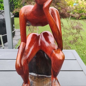 Afrikaanse abstracte kunstbeeldhouwkunst. Denker in meditatie. In tweekleurig gebeitst/geboend hout. Hoog 30 cm