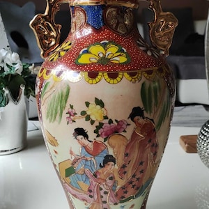 Large Asian/Japanese vase, in polychrome ceramic - Decorated with scenes from the life of Geishas. Decorative floral friezes, hearts. High 35 cm
