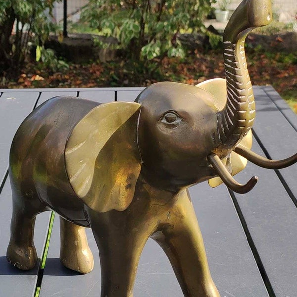 Magnifique grand éléphant porte-bonheur artisanal d Asie en bronze/laiton fabriqué en Corée milieu du XXème siècle avec belle patine d usage
