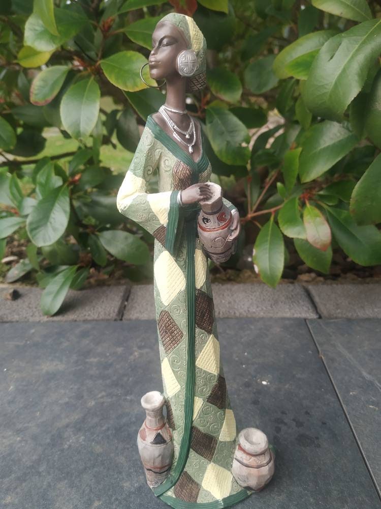 statue Artisanale de Femme Africaine en Résine Haute Qualité Finement Travaillée Grande Finesse & Pr