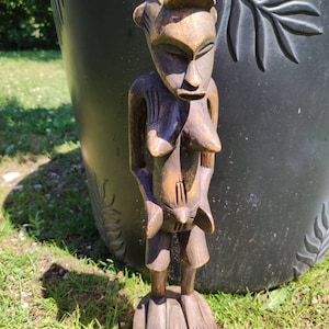 Handcrafted wooden Maternity sculpture from the Sénoufo ethnic group of Ivory Coast representing a pregnant woman/protective mother. High 40 cm