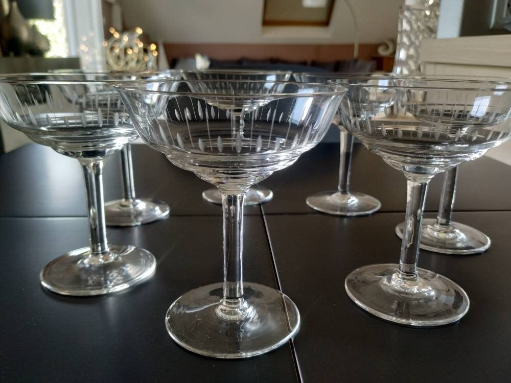 Art Déco. Lot de 7 X Coupes à Champagne en Cristal Finement Taillé Des Années 30/40. A Décor Gouttel