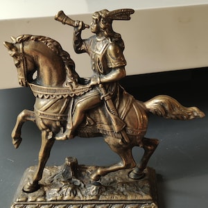 Antique Sculpture of a Knight/Rider Roland of Roncevaux on his galloping horse, holding a horn - Bronze with a golden patina. Size 19x20 cm