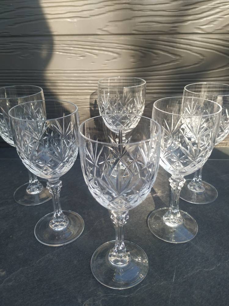 Lot de 6 Verres à Pied Art Déco. en Cristal Taillé. Motifs Étoilés & Feuilles. Pied Facettes Finemen