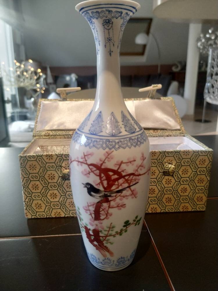 Vase Soliflore Asiatique en Porcelaine Très Finement Travaillée. Motifs Oiseau, Floraux et Branchage