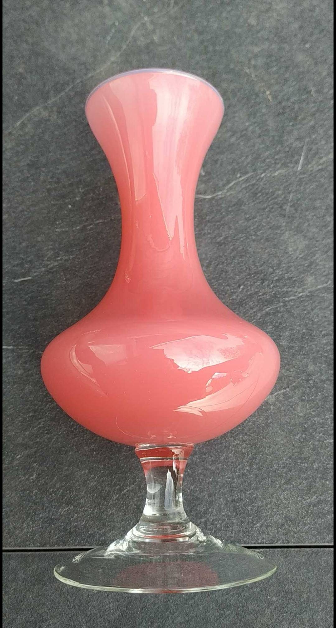 Vase Soliflore en Opaline Rose. Pied Transparent. Haut. 18, 5 cm. Diamètre Du Dessus. 6 cm Base. 8 C