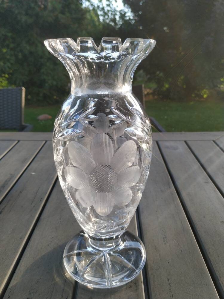 Vintage. Vase Vintage Années 70. en Cristal Ciselé. Motifs Floraux avec Pétales Semi Opaques et Moti