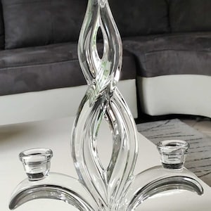 Candlestick with 2 lights in crystal/Art Vannes France/1960s - With a refined design in the shape of a fleur-de-lys/flame. Size 28 x 22 cm