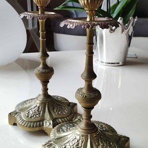 Old Pair of Candlesticks Candlesticks, Louis XVI style, in bronze with gilded patina. XIXth century period. - Arched terrace