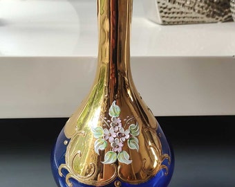 Vase Vénitien forme Carafe Modèle "Tre Fuochi"en verre d Art soufflé de Murano/Italie - De couleur Bleu cobalt Motifs floraux en relief/30cm