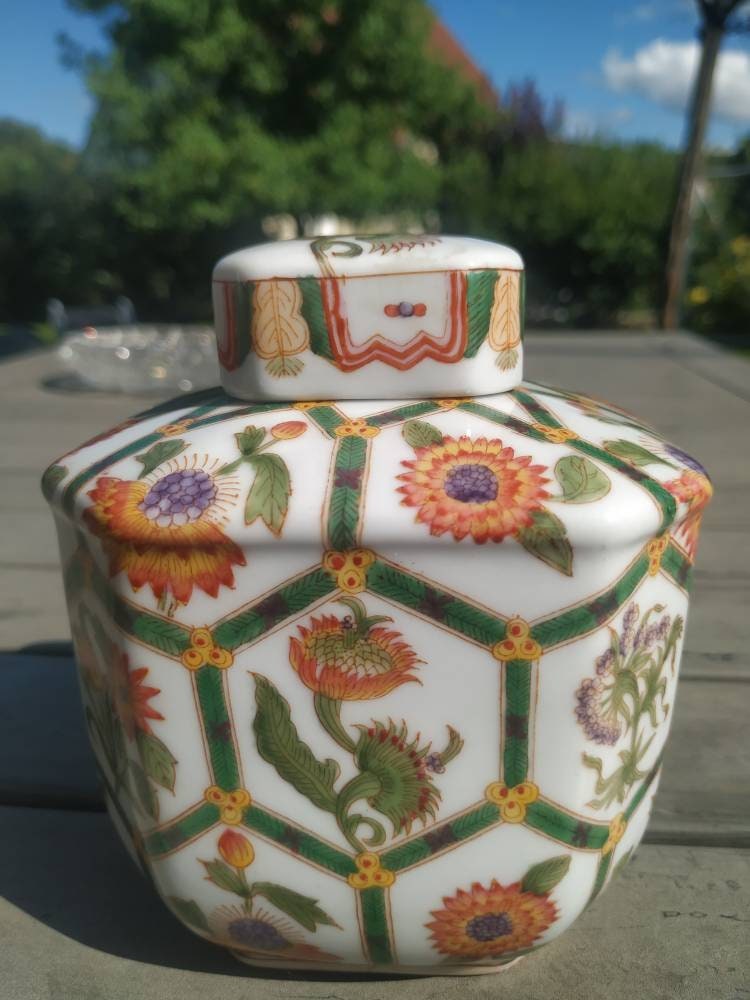 Art Artisanal Asiatique. Potiche avec Couvercle en Céramique. Motifs Floraux Liens Feuilles Vertes. 