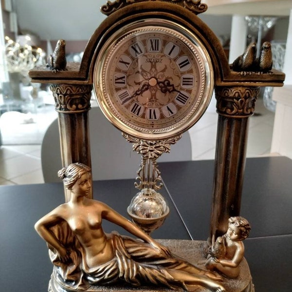 Pendule/Horloge à quartz Silvoz. Style Rococo/Shabby chic . A décor de déesse Gréco Romaine & chérubin/Angelot avec oiseaux perchés. 33 cm