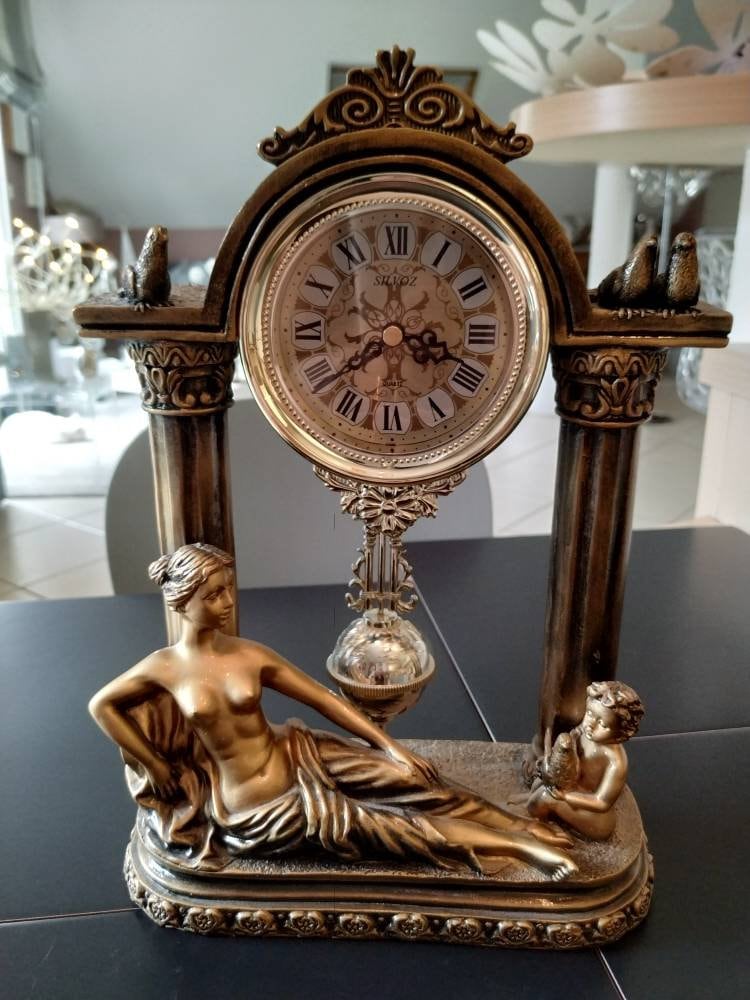 Pendule/Horloge à Quartz Silvoz. Style Rococo/Shabby Chic . A Décor de Déesse Gréco Romaine & Chérub