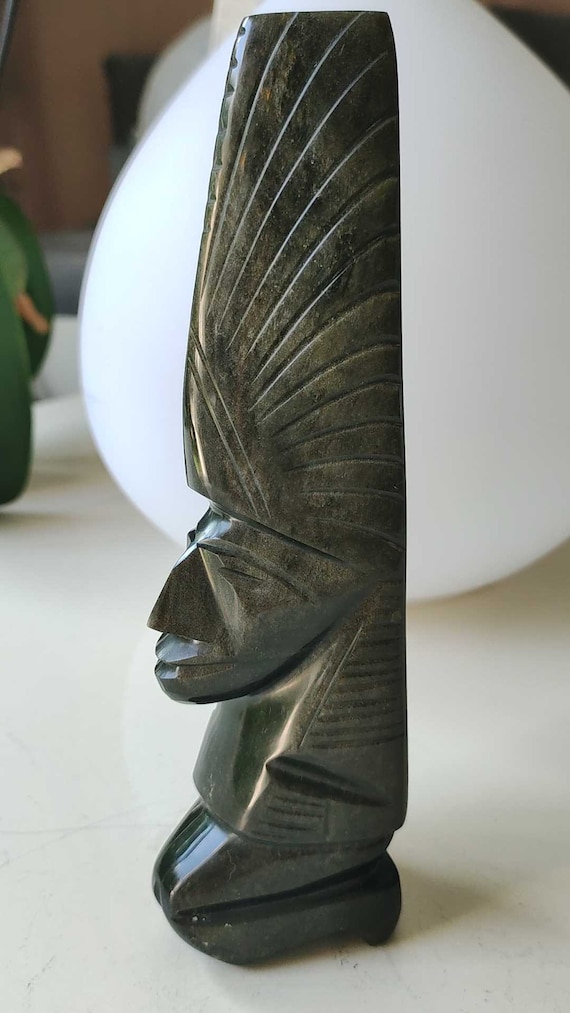 アステカ/マヤの戦士トーテムの手作りの小像。南米産。輝く金色の反射