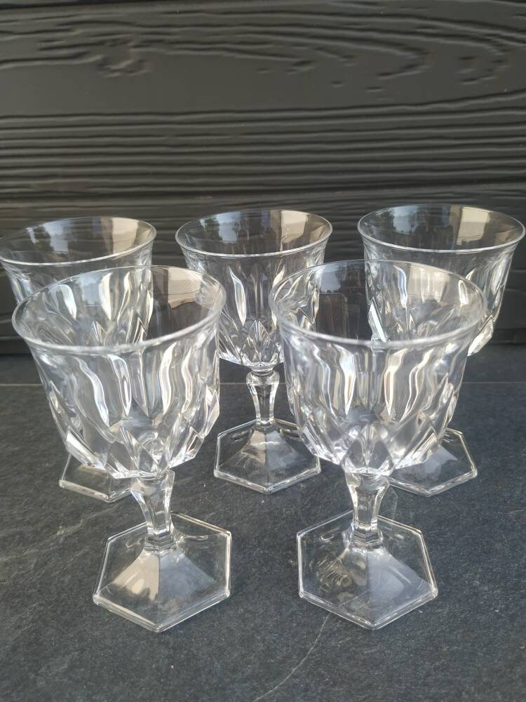 Art Déco. Lot de 5 Verres à Pied en Cristal. Modèle Écailles. Très Belle Conception Du Multi Faces. 