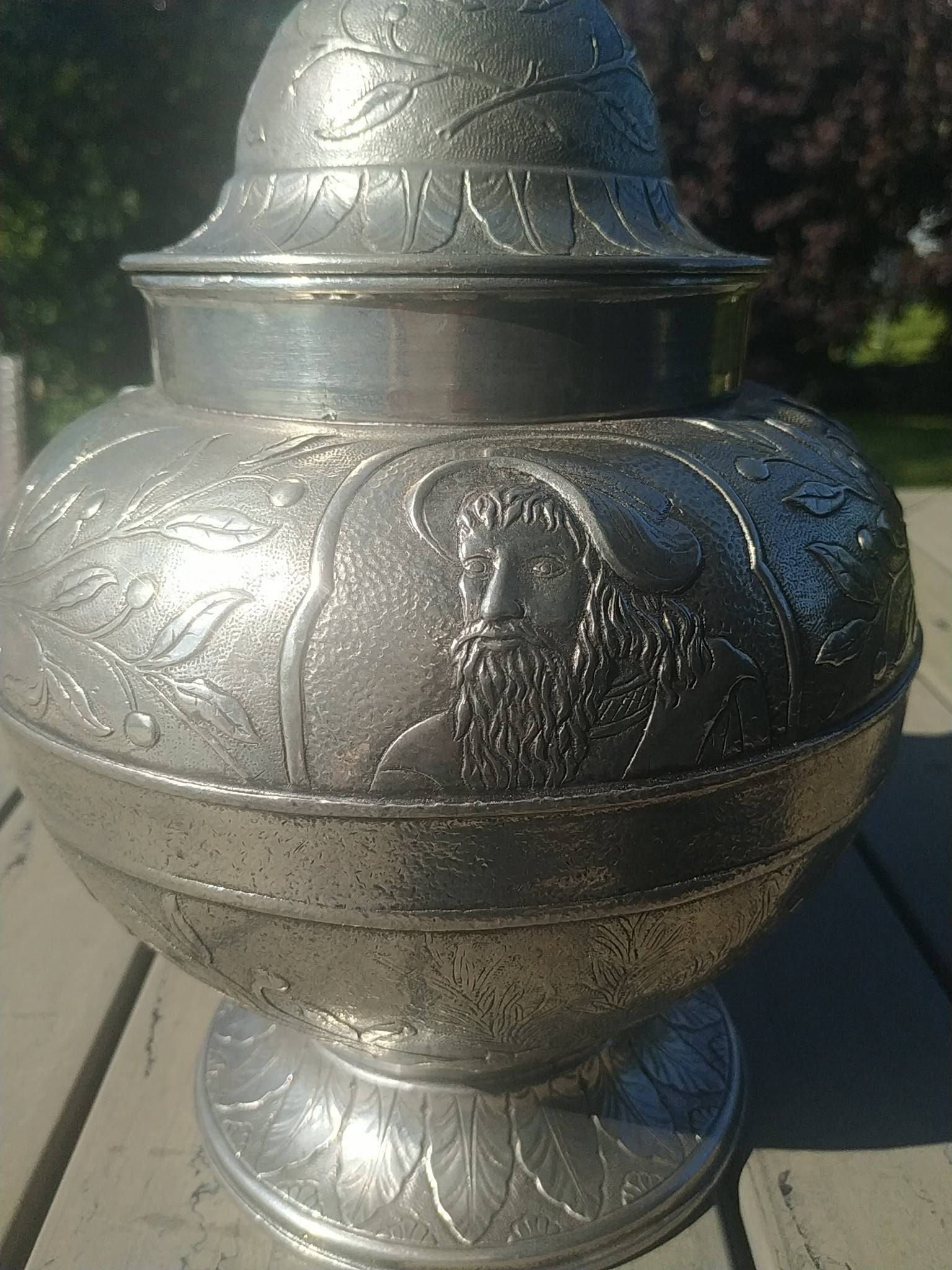Vintage. Vase/Potiche Décorative en Étain. 95% . avec Poinçon. Motifs Floraux. Haut 36 cm. Diam Base