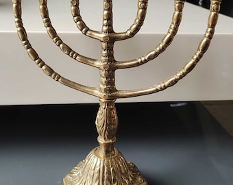 Ménorah/Chandelier Juif/Hébraïque à 7 feux de lumière, en laiton massif. Israël/Jérusalem - Base à piédestal ciselée motifs feuillus/22x17cm