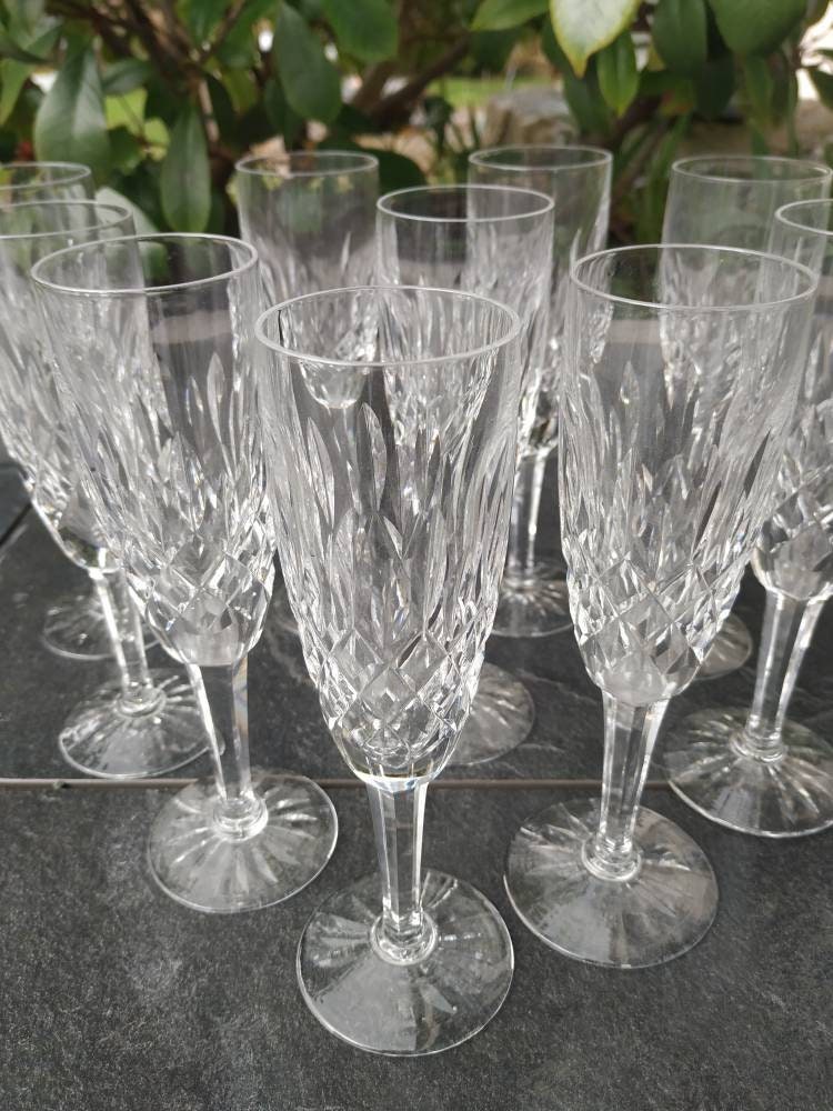 Lot de 10 Flûtes à Champagne en Cristal Finement Taillé. Cristal Lorraine. Motifs Losanges/Signées C