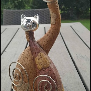Original decor idea. Decorative cat statue in patinated wood-colored resin. Silver heads and tails. High. 23.5cm. Like new