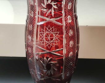 Grand vase balustre en cristal double rouge rubis taillé et