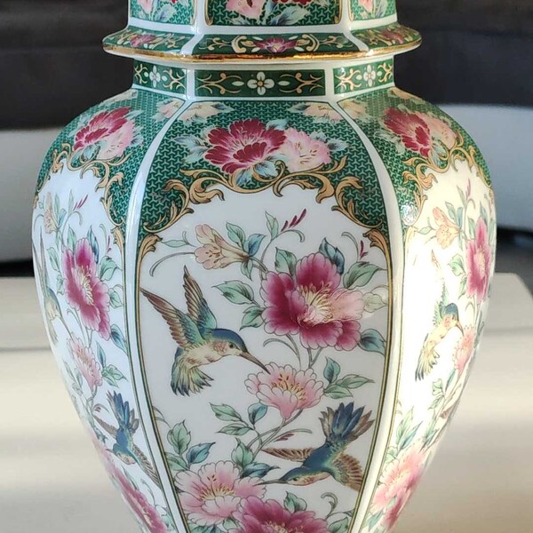 Potiche Japonaise/Vase à couvercle/Pot à thé/Pot à gingembre hexagonal en céramique polychromes. Décoré de motifs floraux/Oiseaux du Paradis