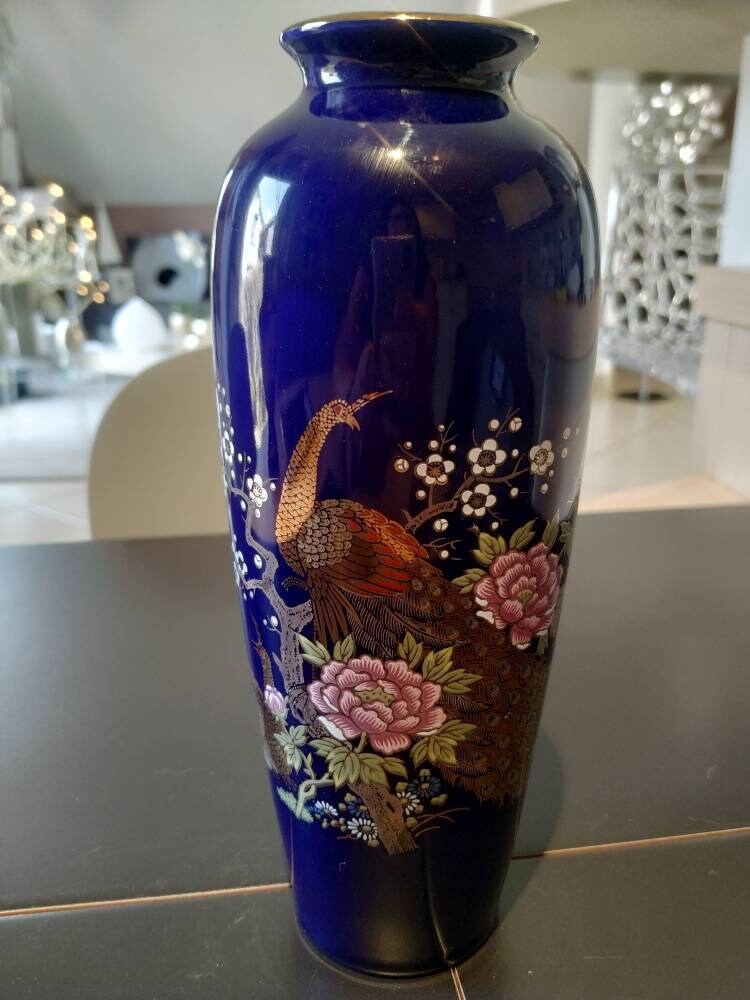 Vase Asiatique en Céramique de Couleur Bleu Cobalt. A Décor Paons & Motifs Floraux. Très Finement Tr