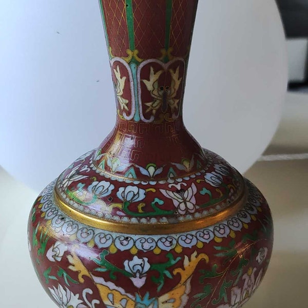 Vase boule artistique Chinois  en émail cloisonné, peint main. Motifs floraux/papillons exotiques. Haut 18 cm