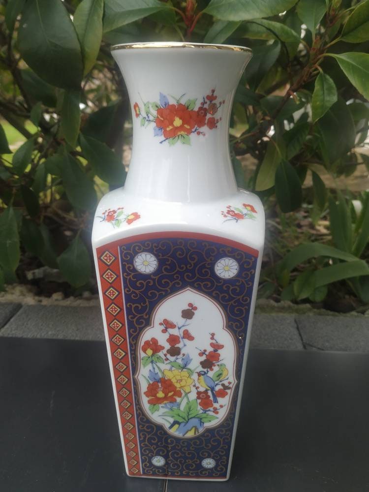 Vase Asiatique Vintage en Porcelaine Fine. Motifs Volatiles & Floraux sur Fond de Motifs Géométrique