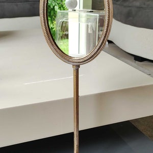 Großer stilvoller ovaler Tischspiegel im Shabby-Chic/Rokoko-Stil, verziert mit einem zarten kleinen Engel und fein gemeißelten Blumenmotiven im Giebel/41,5 cm