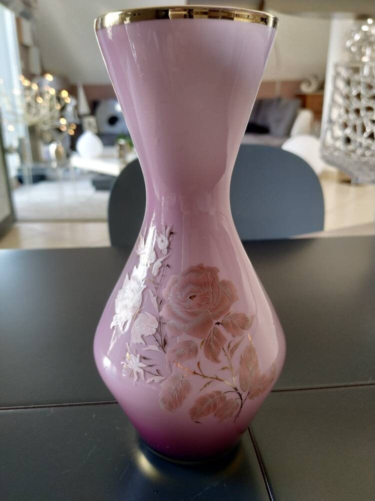 Vase en Opaline Finement Décoré de Motifs Floraux Aux Tons Roses. avec Incrustations Dorées Au Nivea