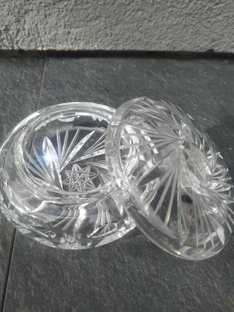 Vintage. Boite à Bijoux en Cristal de Bohème Finement Taillé. Motifs Étoilés Ronds et Fines Striures
