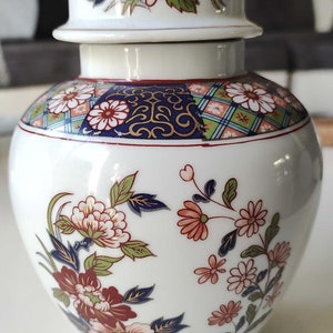 Chinese theepot/gemberpot/potiche/vaas met deksel, bolvorm, in fijn polychroom porselein - Florale/Arabesk motieven