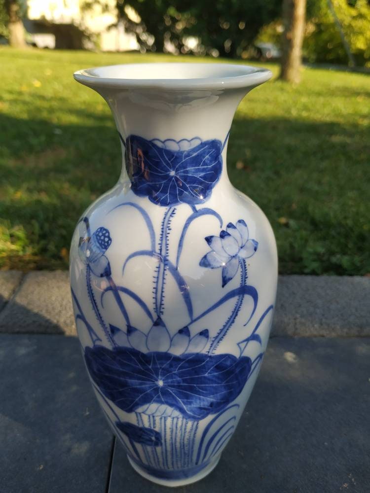 Art Artisanal Thaïlandais. Petit Vase en Porcelaine Thaïlandaise 20 cm. Motifs Floraux Peint Main. C