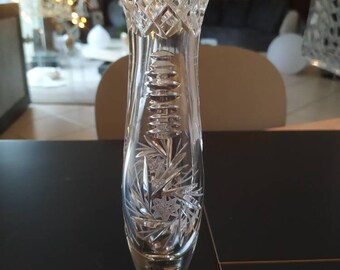 Vase soliflore en cristal taillé de Bohème. Motifs finement travaillés à décor d'étoile de facettes et de losanges. Haut 25 cm. TB état