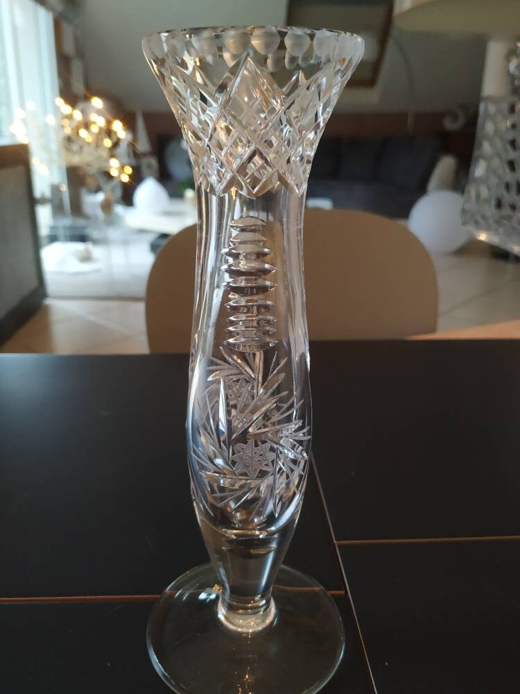 Vase Soliflore en Cristal Taillé de Bohème. Motifs Finement Travaillés à Décor d'étoile Facettes et 