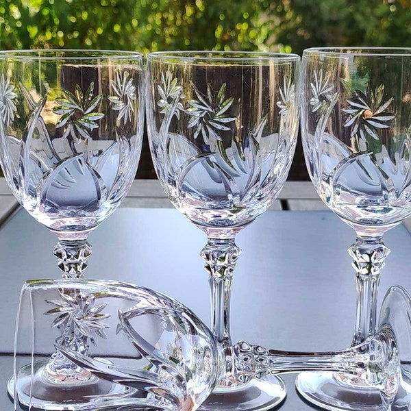 Lot de 4 verres à pied vintage en cristal. A décor de motifs Floraux/Feuillus. Pied hexagonal multifacettes avec incrustation boule diamant