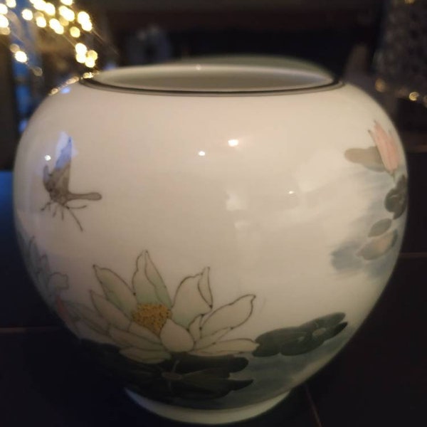 Vase Boule Vintage années 70/80. En porcelaine fine Asiatique. A décor floral & papillon aux tons pastels. Signé Liling China. Sobre et chic