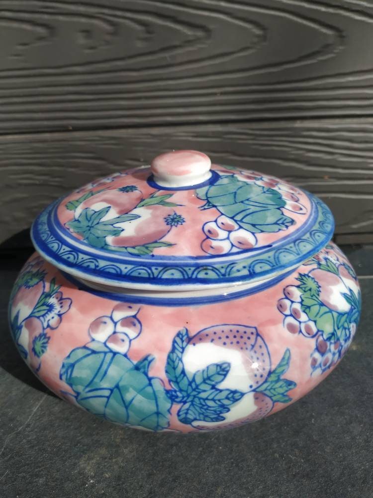 Vintage Années 60/70. Potiche/Pot à Couvercle Asiatique. en Porcelaine Chinoise Vernissée. Motifs Fr