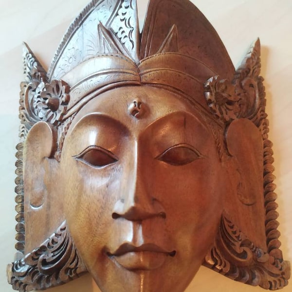 Masque Balinais Artisanal en bois de la divinité de l'hindouisme Sita. Motifs floraux autour du visage et sur la coiffe. Haut.18,5 cm.