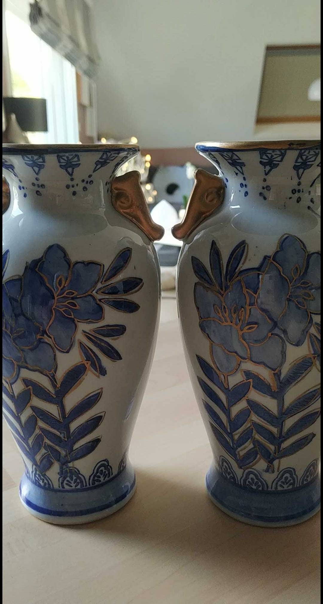 Paire de Vases Style Amphores en Céramique Asiatique A Décor Motifs Floraux Aux Tons Camaïeu Bleus a