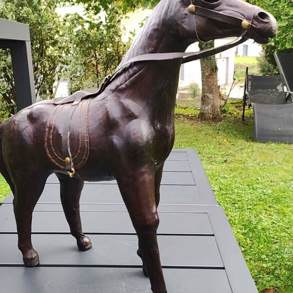 Décoration équestre artisanale/Grande reproduction d un cheval vintage en cuir. Très réaliste. Haut 31 cm. Longueur. 36 cm