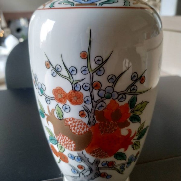 Vase artisanal en porcelaine fine Asiatique. Peint main/Handpainted. A décor de motifs floraux & Frise à volutes. Estampillé. Haut. 19 cm