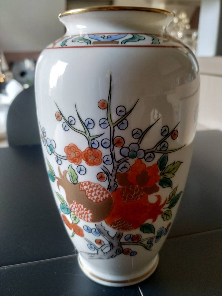 Vase Artisanal en Porcelaine Fine Asiatique. Peint Main/Handpainted. A Décor de Motifs Floraux & Fri