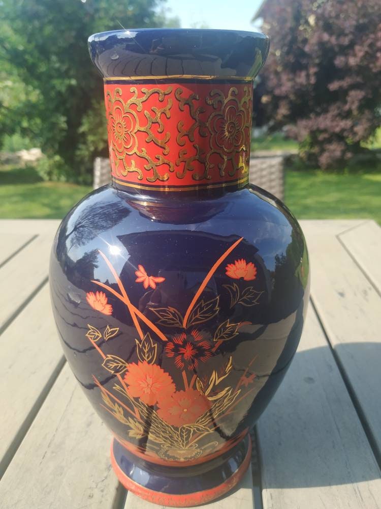 Art Asiatique. Vase Ancien en Porcelaine de Chine. Estampillé Shanghai Sous Le Dessous. Motifs Flora